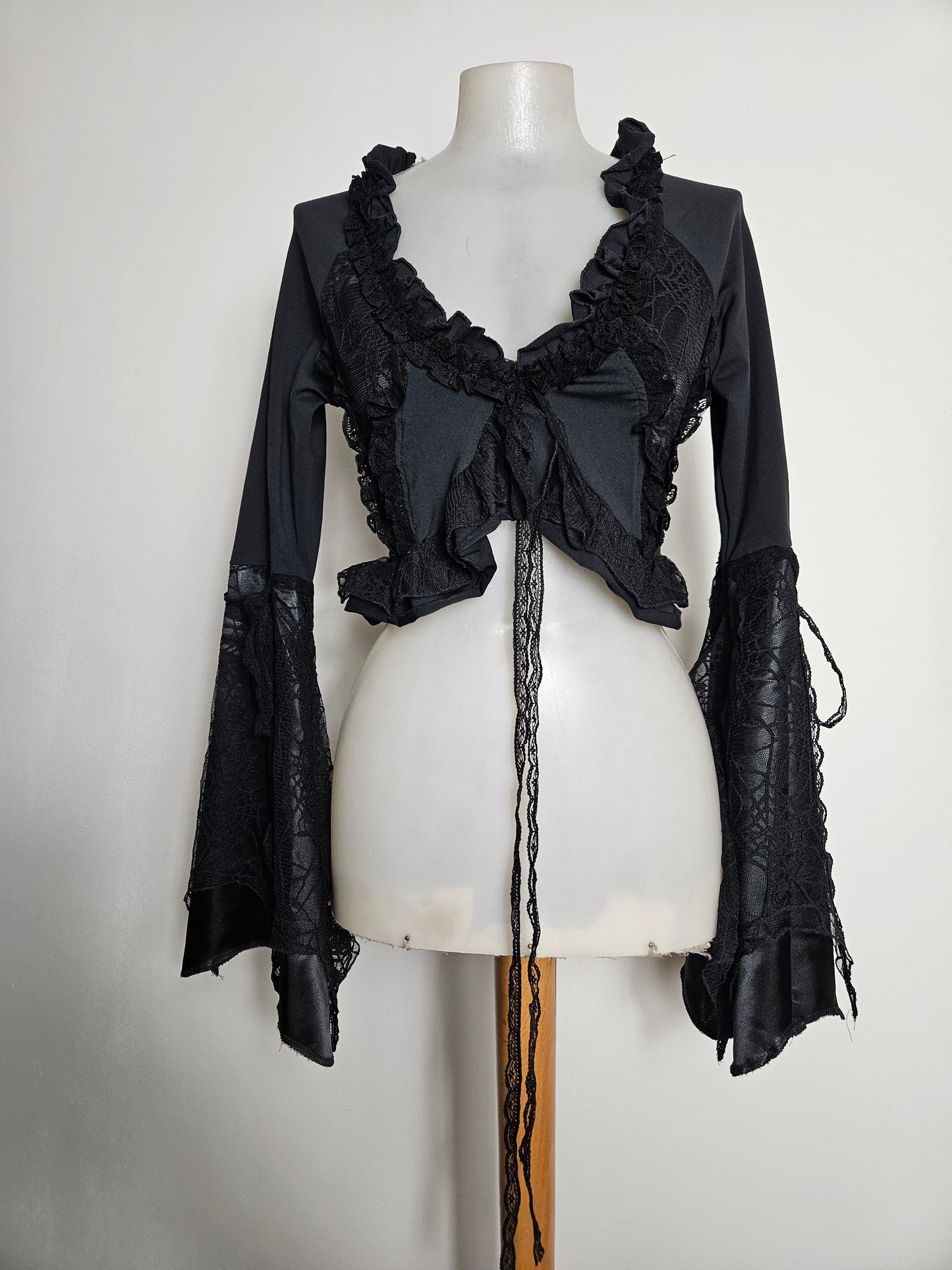 Boléro anoir manches évasées
