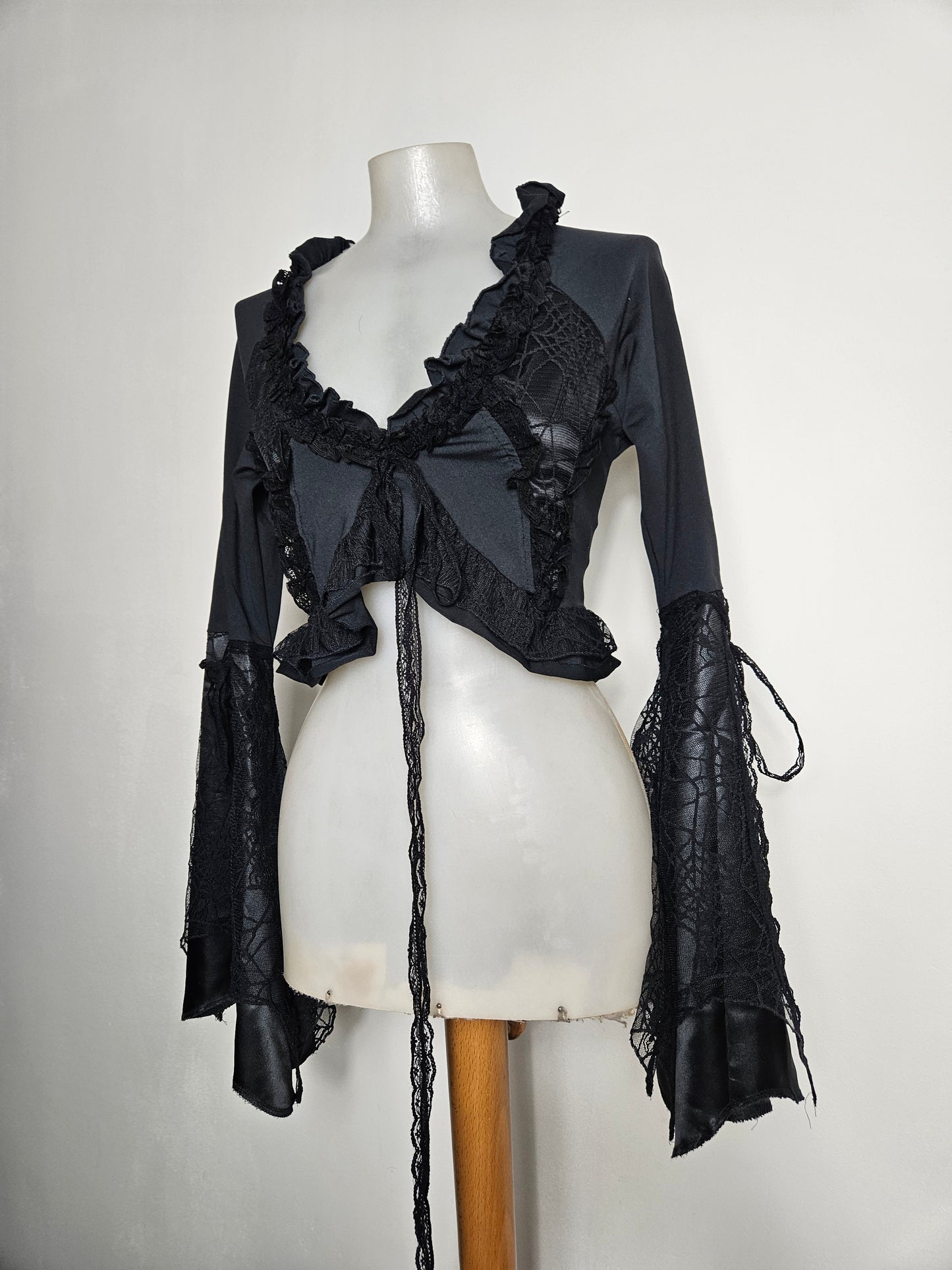 Boléro anoir manches évasées