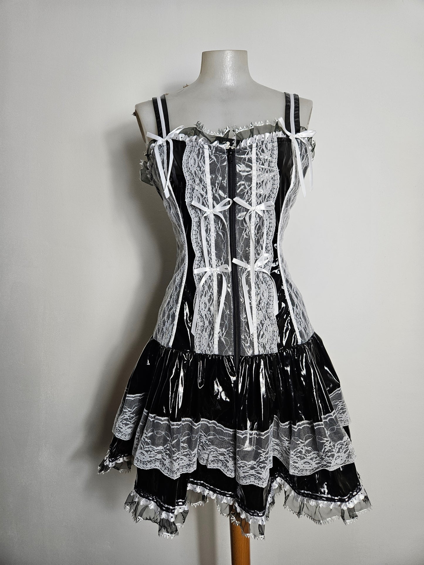 Robe en similicuir et dentelle