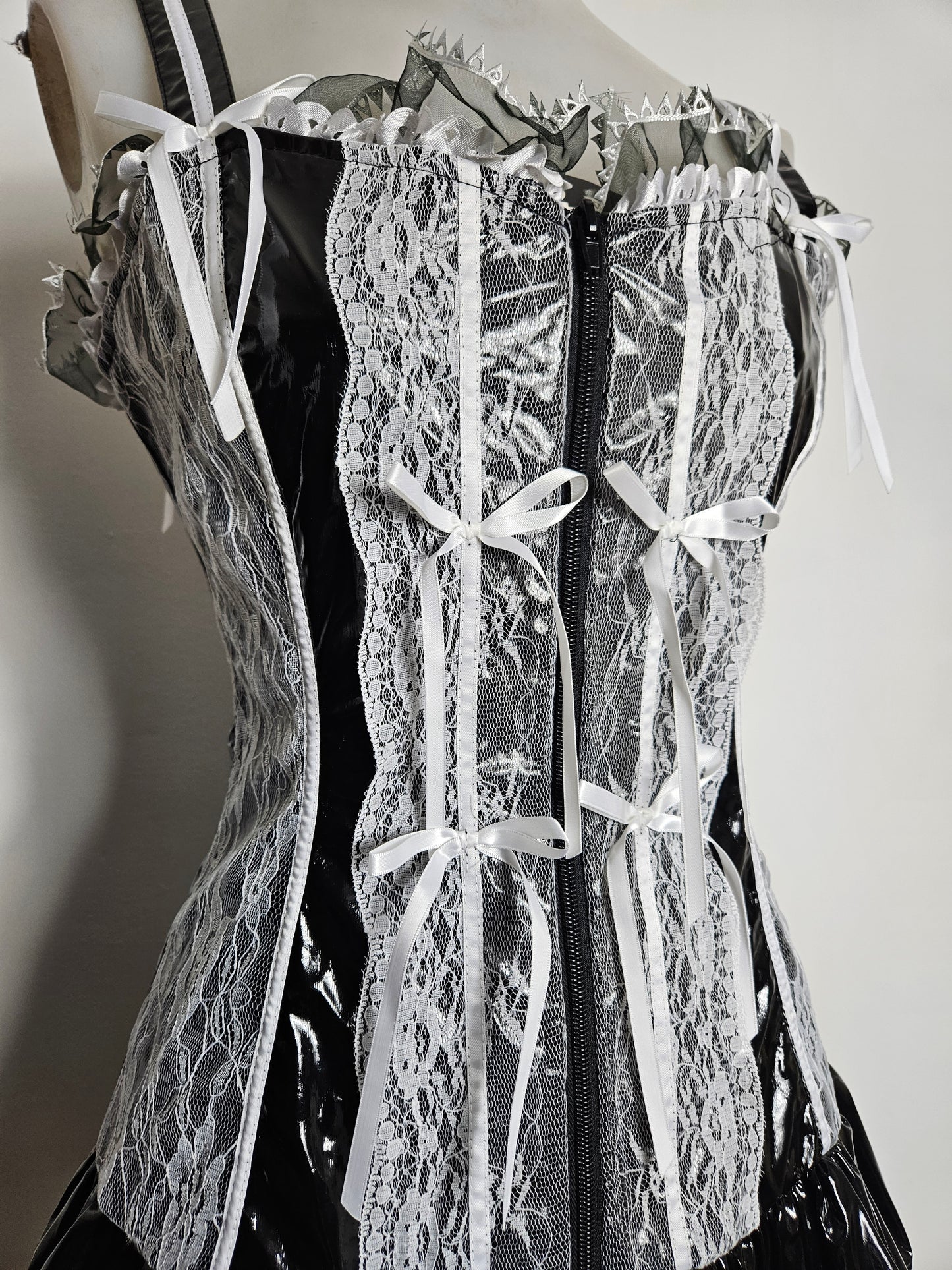 Robe en similicuir et dentelle