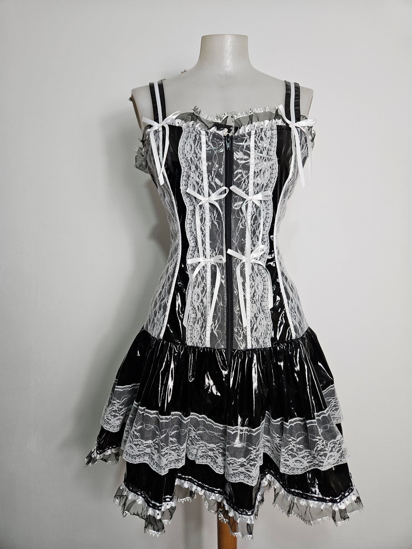 Robe en similicuir et dentelle