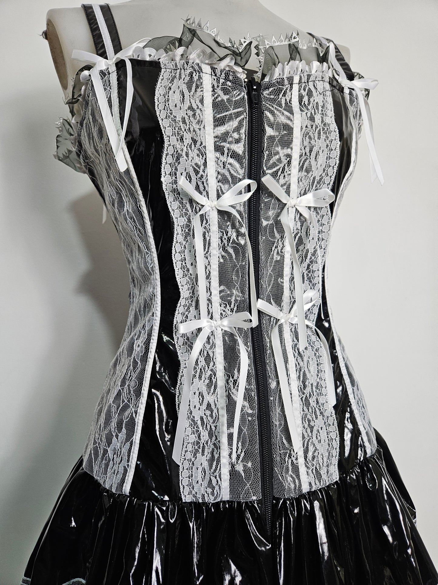 Robe en similicuir et dentelle