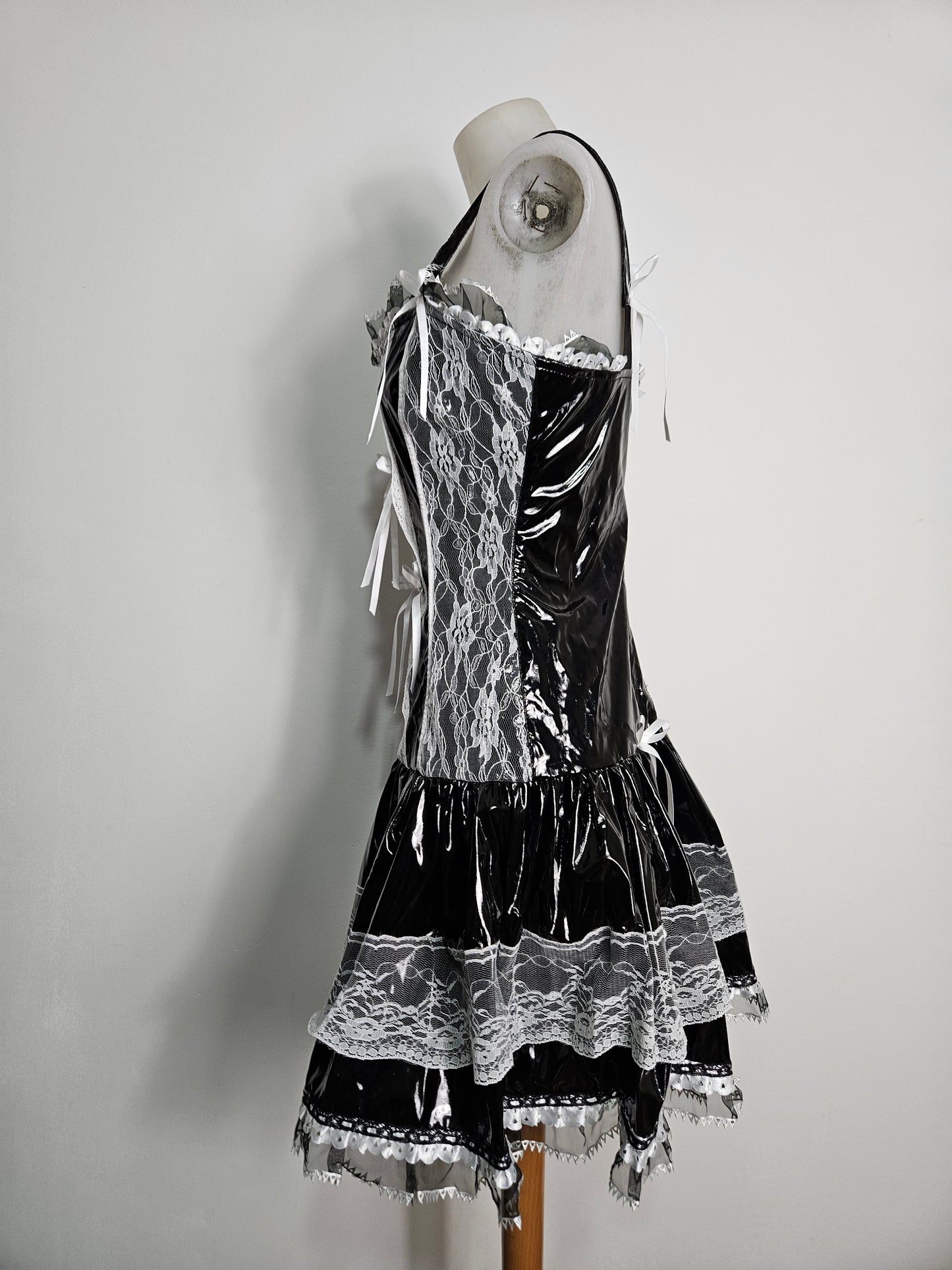 Robe en similicuir et dentelle