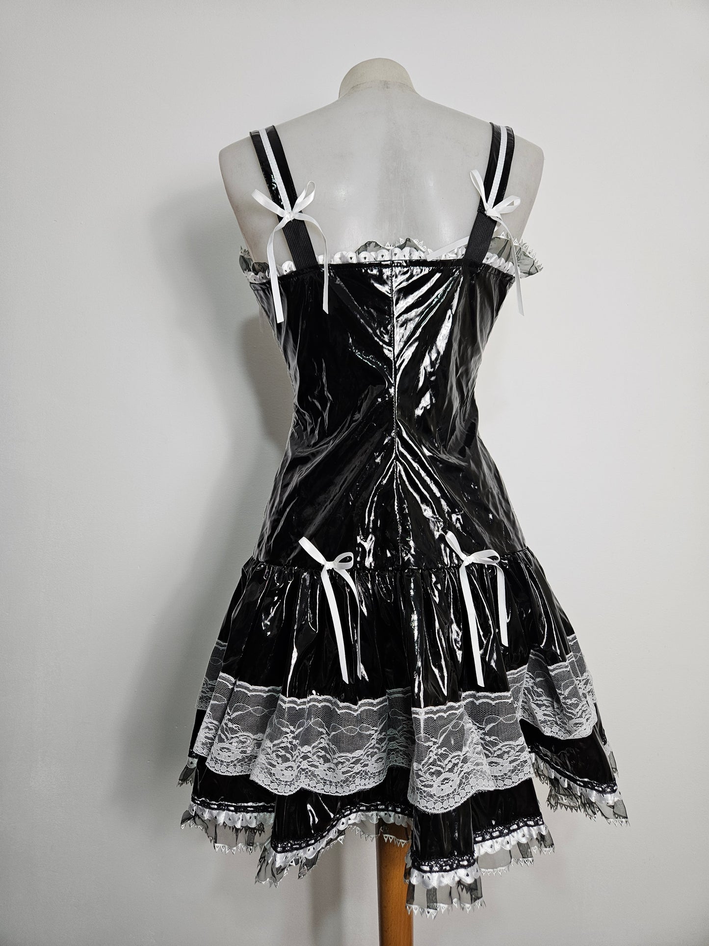 Robe en similicuir et dentelle