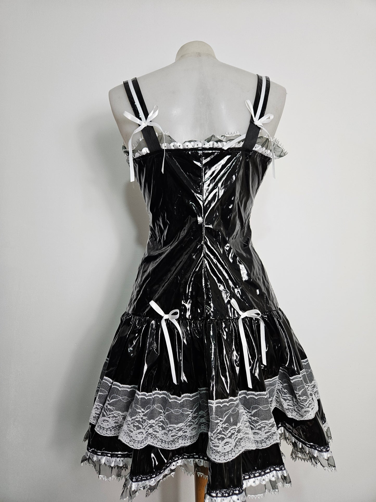 Robe en similicuir et dentelle
