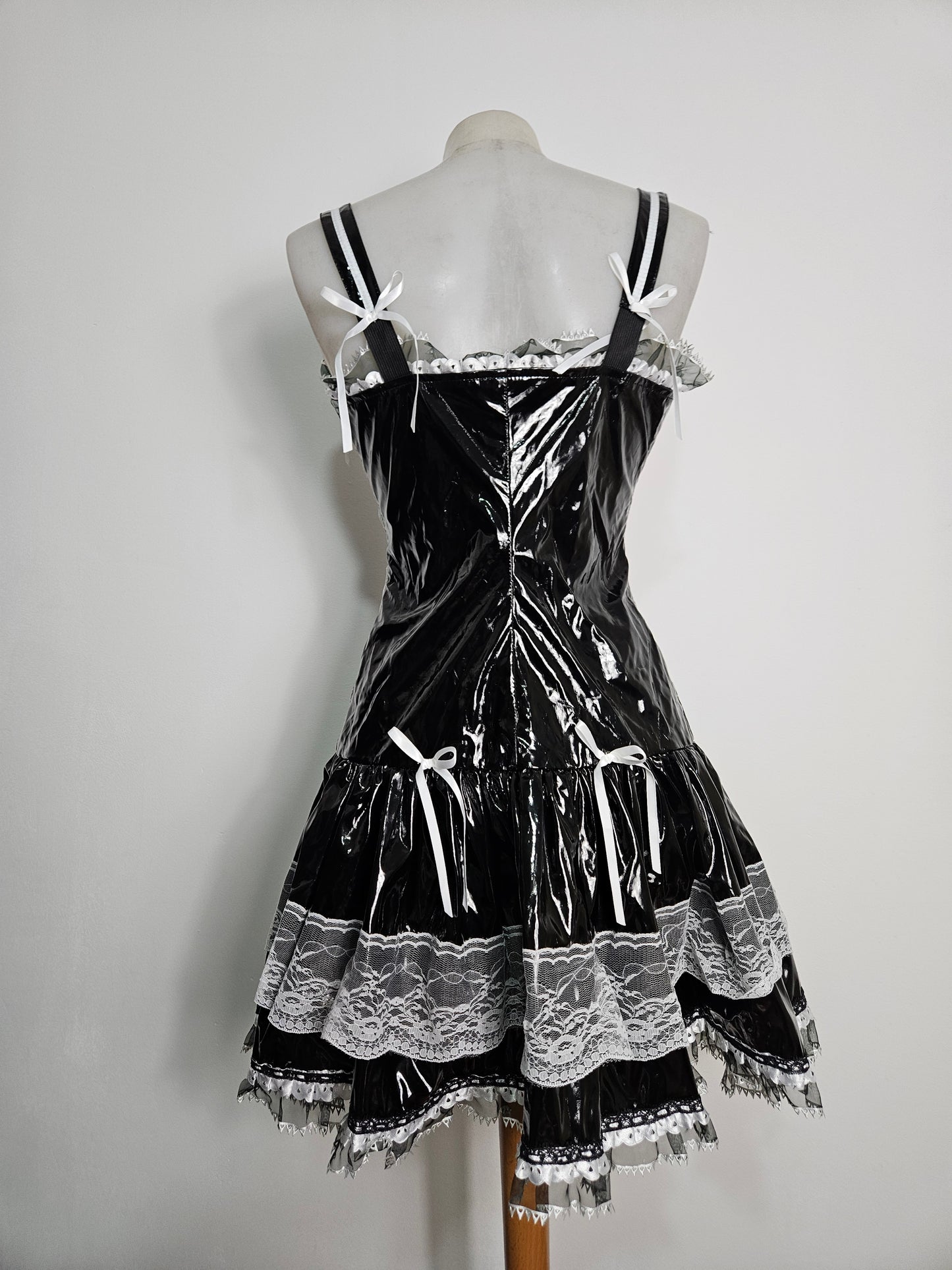 Robe en similicuir et dentelle
