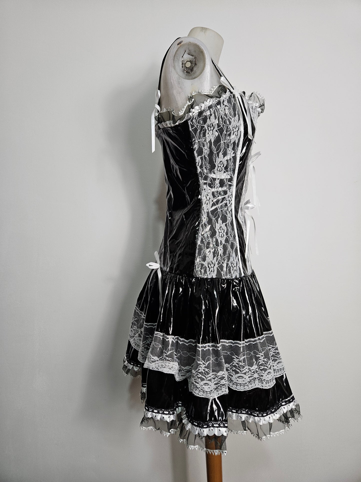 Robe en similicuir et dentelle