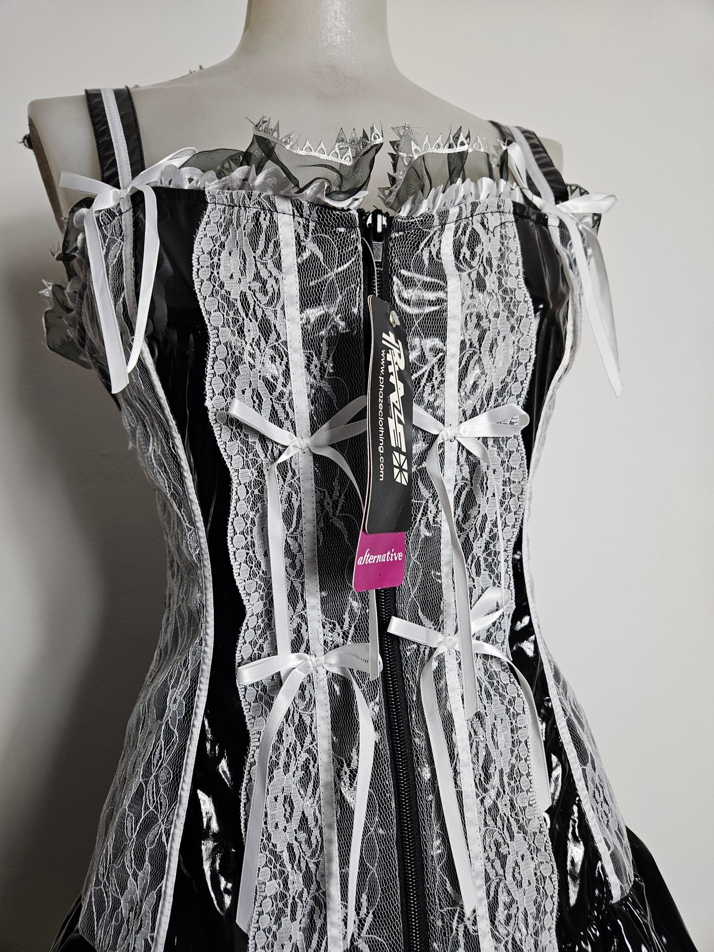 Robe en similicuir et dentelle