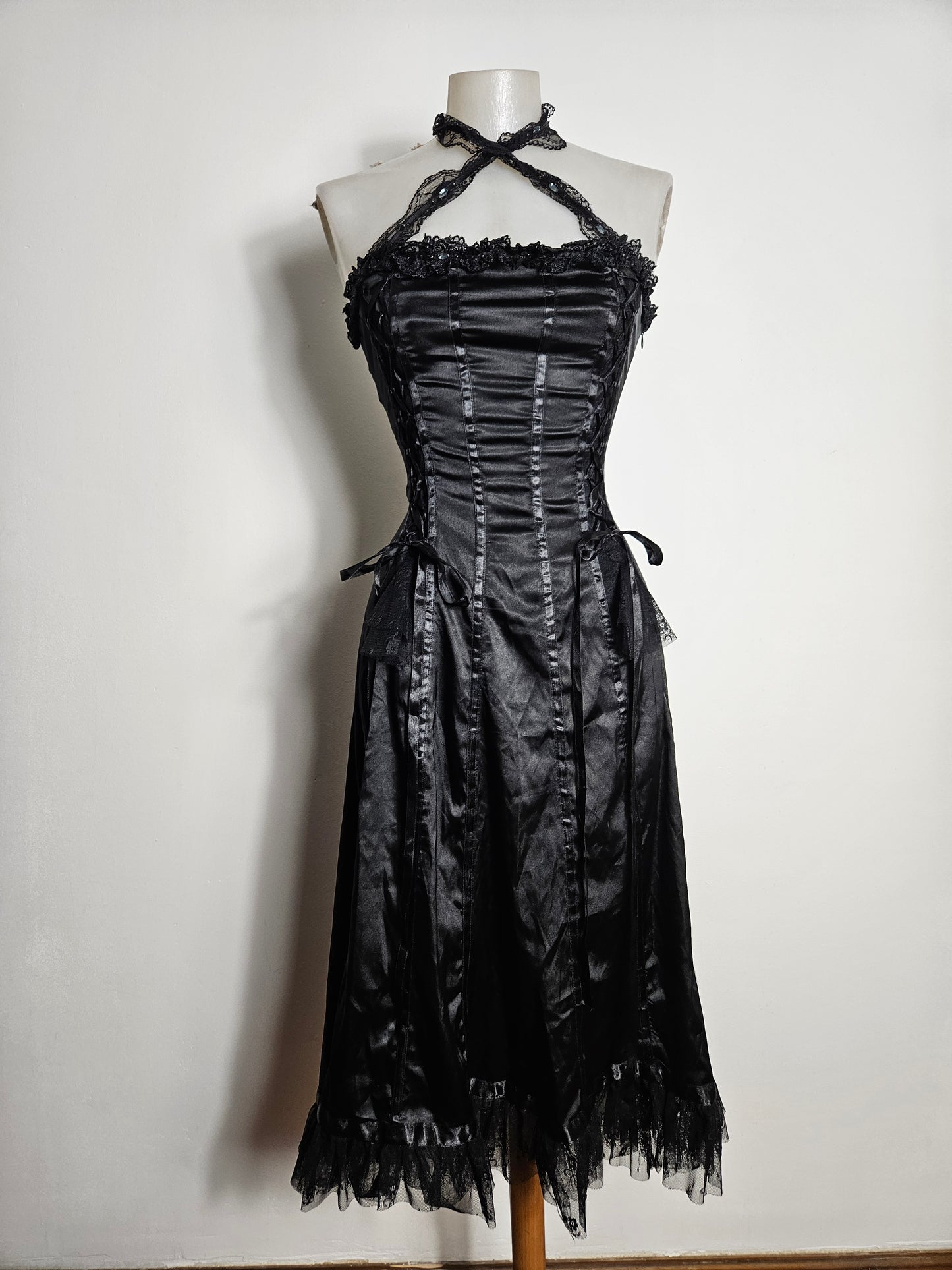 Vestido satinado con encaje y cordones