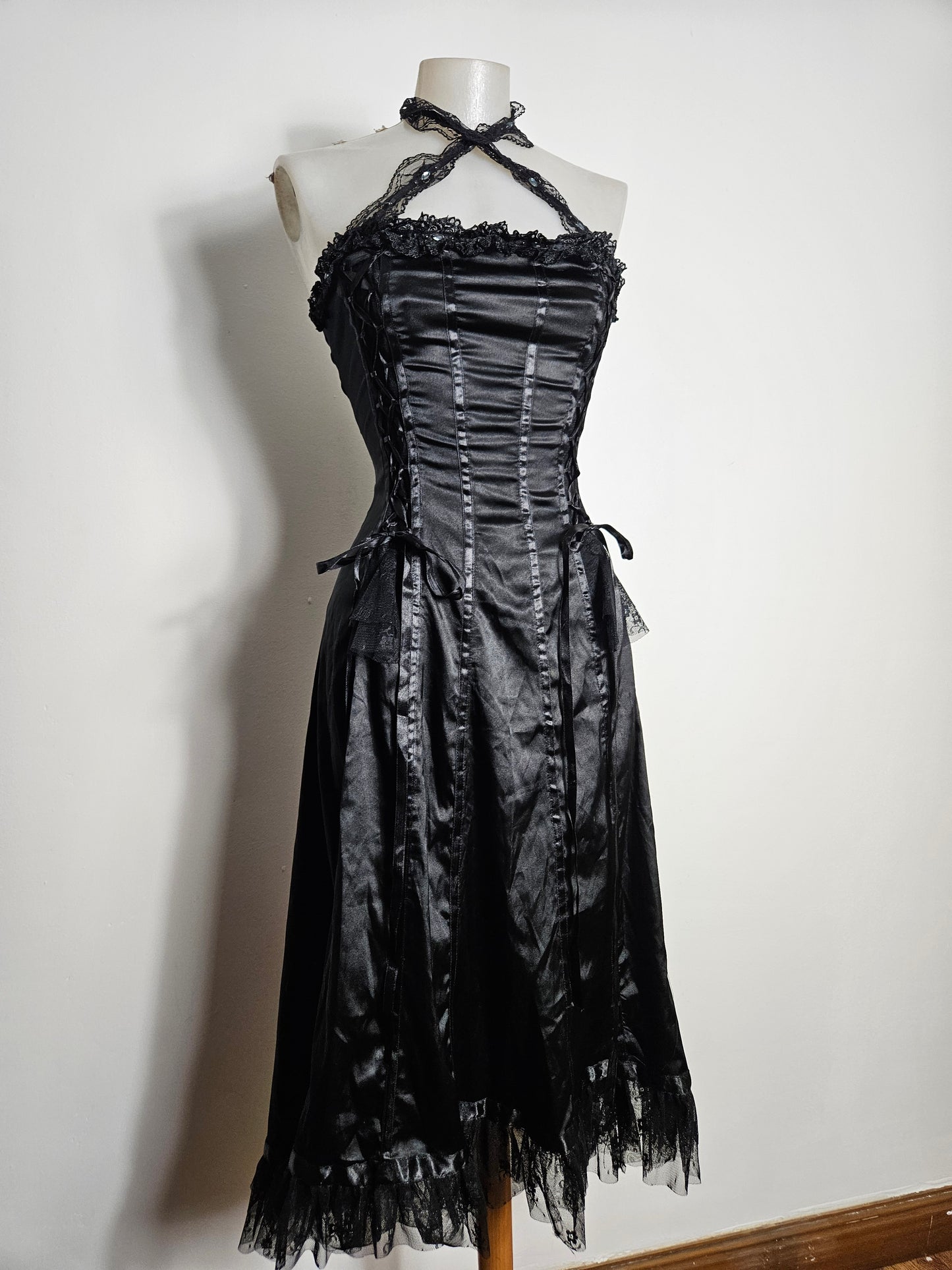 Vestido satinado con encaje y cordones