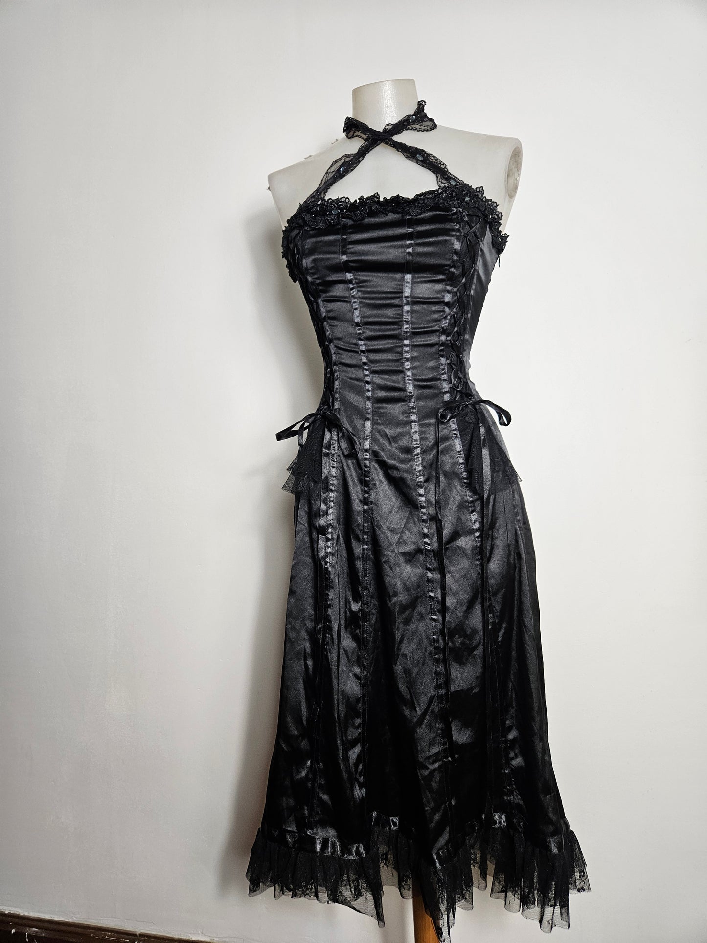 Vestido satinado con encaje y cordones