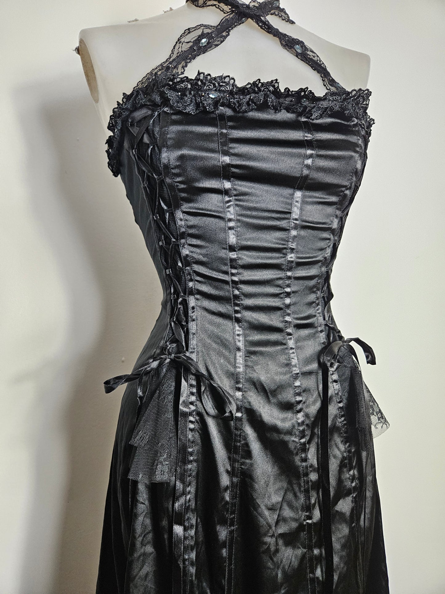 Vestido satinado con encaje y cordones