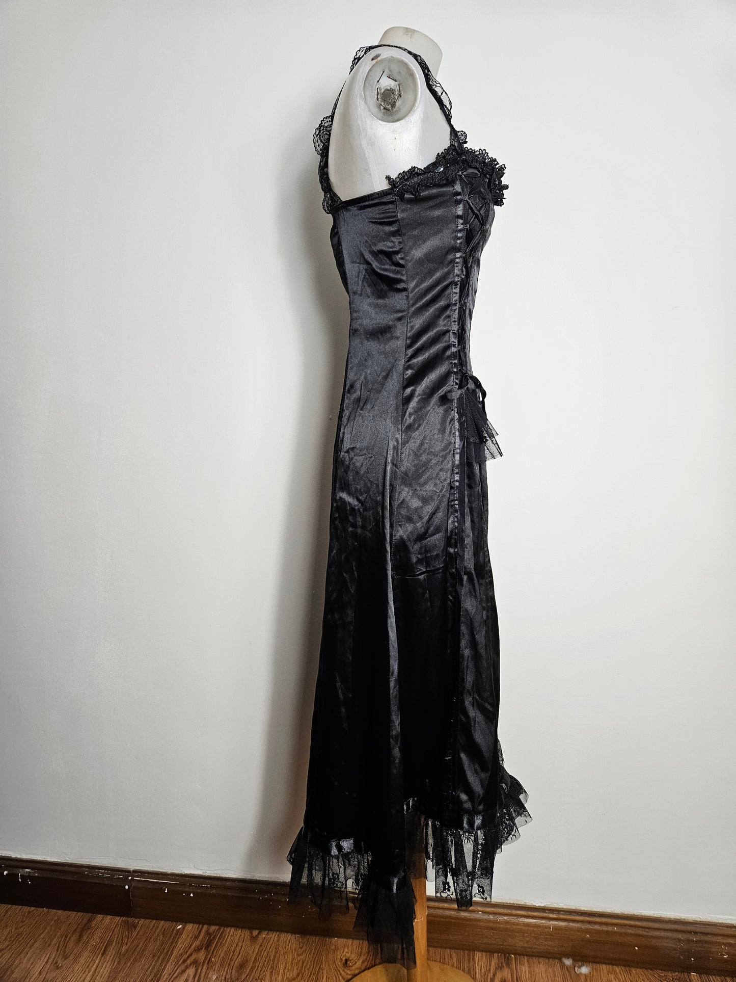 Vestido satinado con encaje y cordones