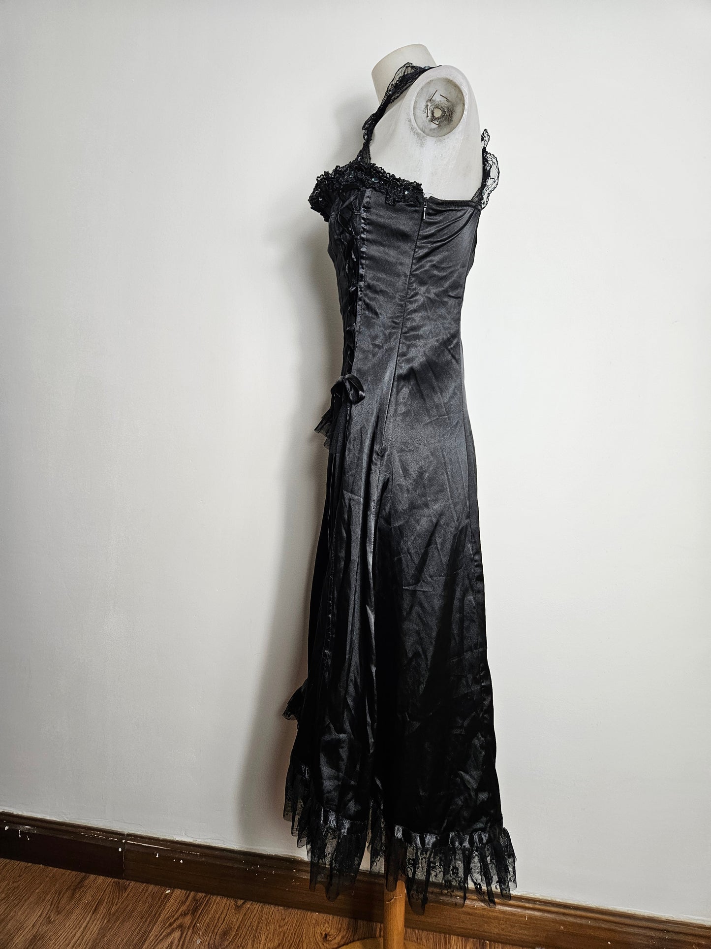 Vestido satinado con encaje y cordones