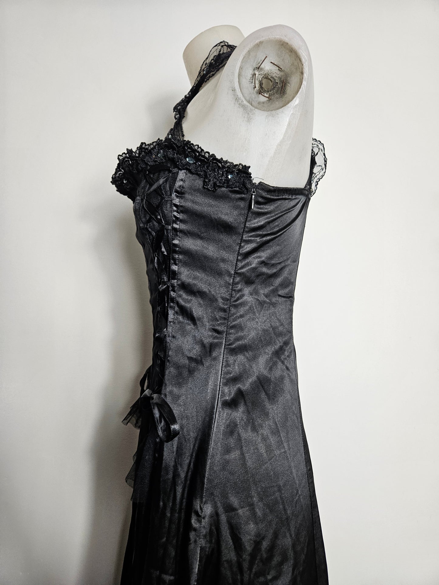 Vestido satinado con encaje y cordones