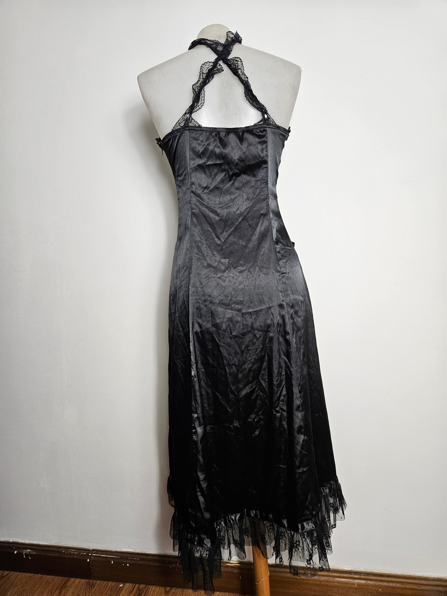 Vestido satinado con encaje y cordones