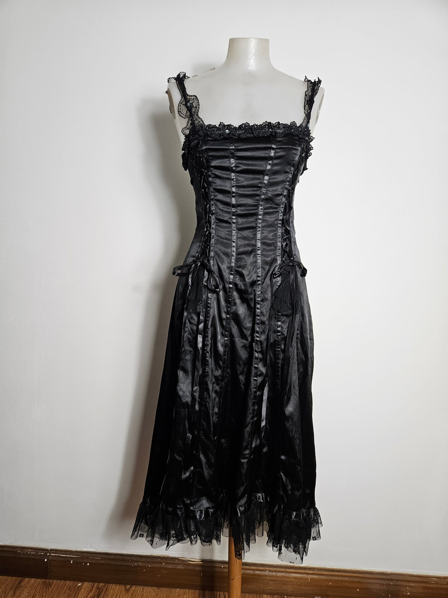 Vestido satinado con encaje y cordones