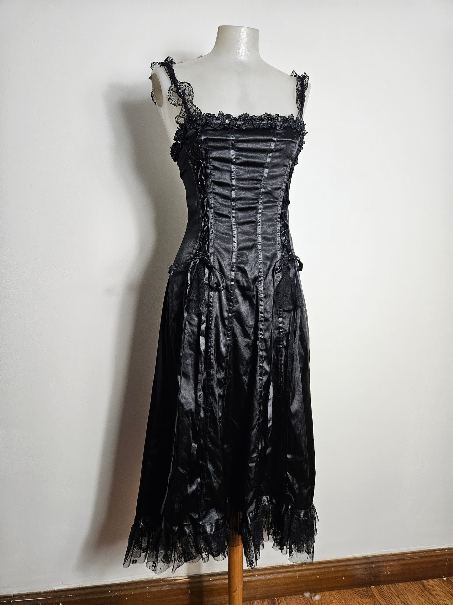 Vestido satinado con encaje y cordones