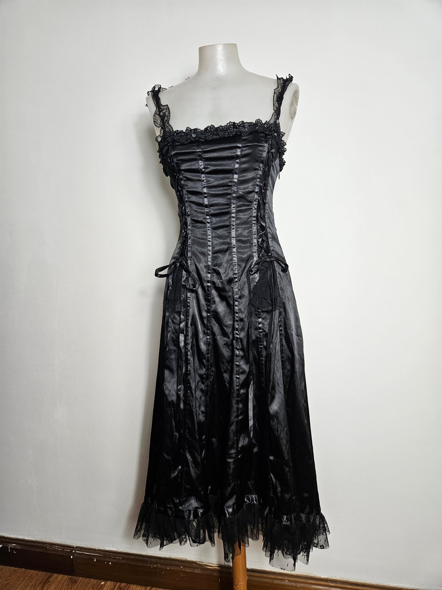 Vestido satinado con encaje y cordones