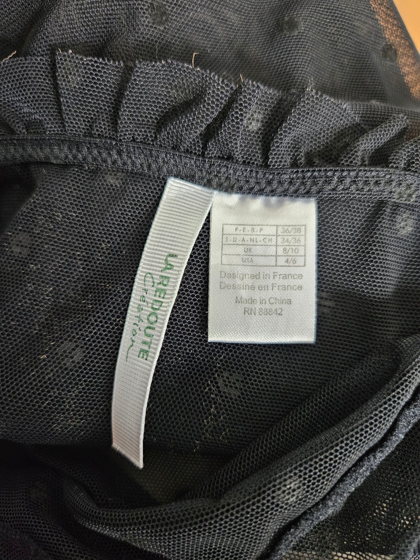 Haut en voile noir et violet