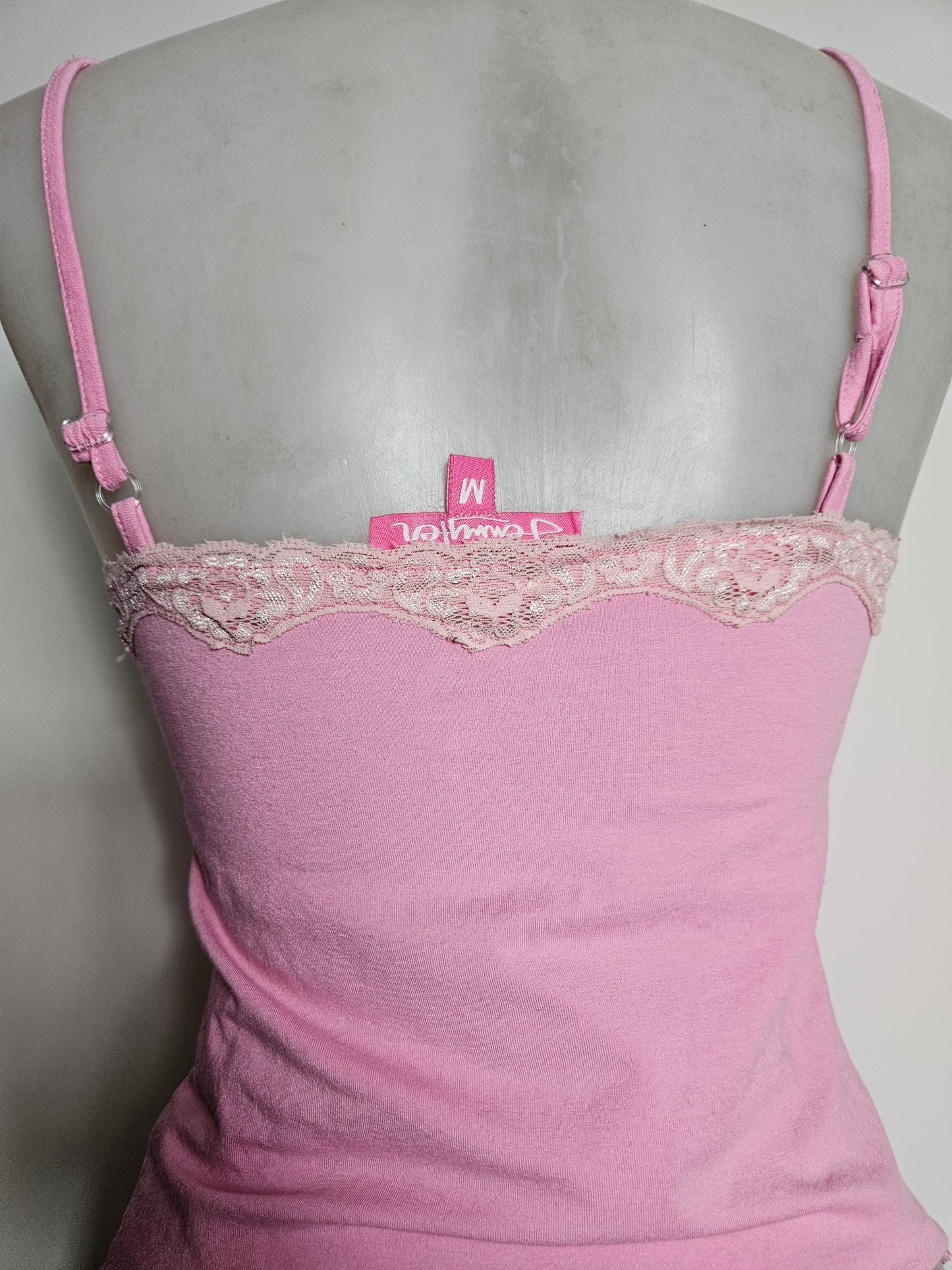 Haut rose à lacage