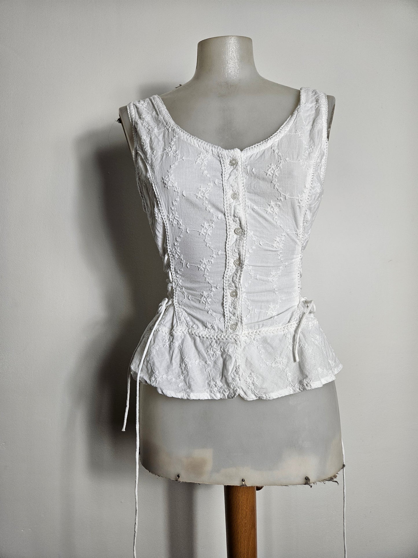Haut blanc à laçage