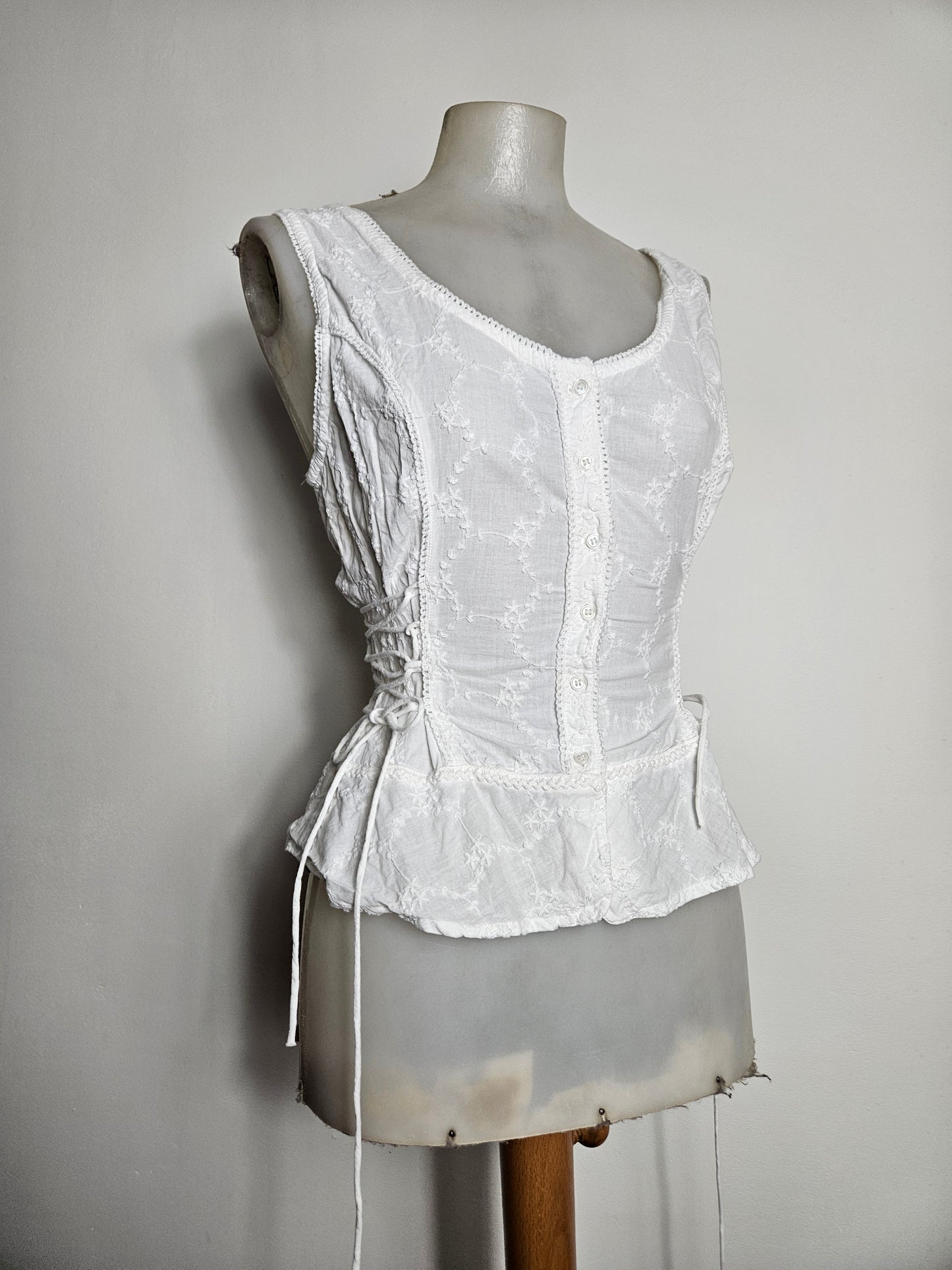 Haut blanc à laçage