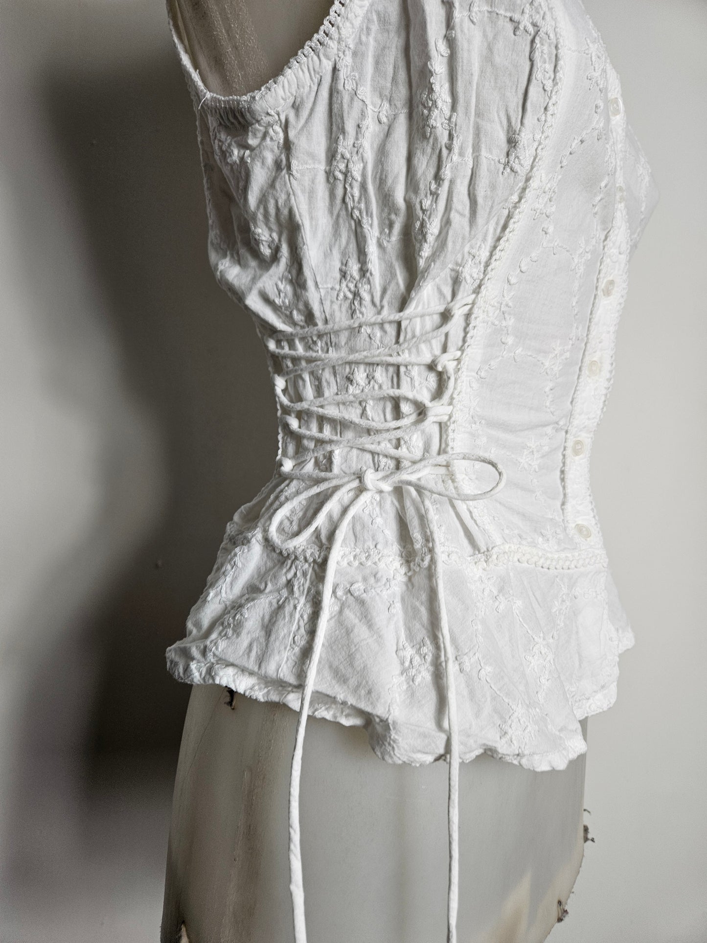 Haut blanc à laçage