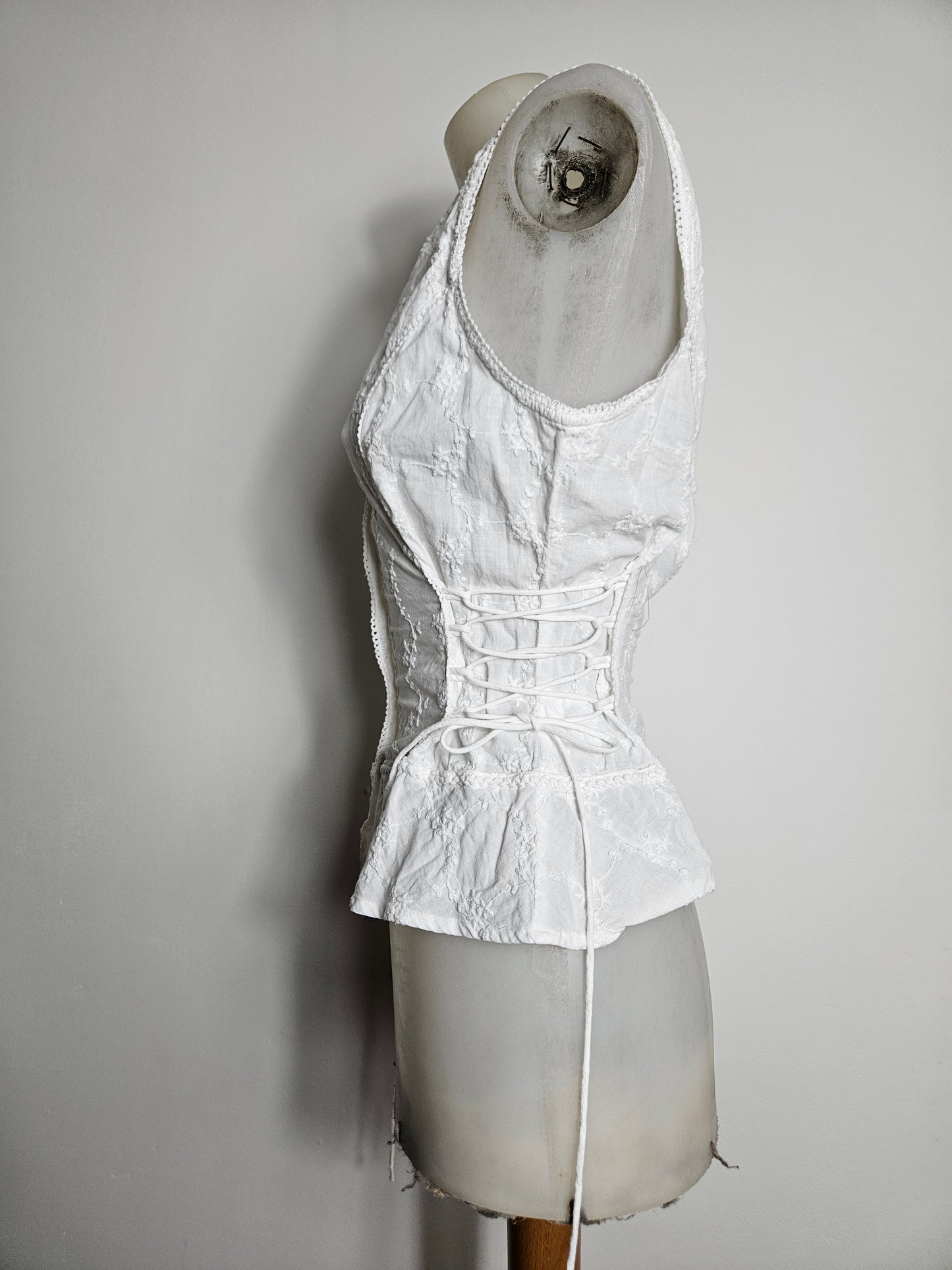 Haut blanc à laçage