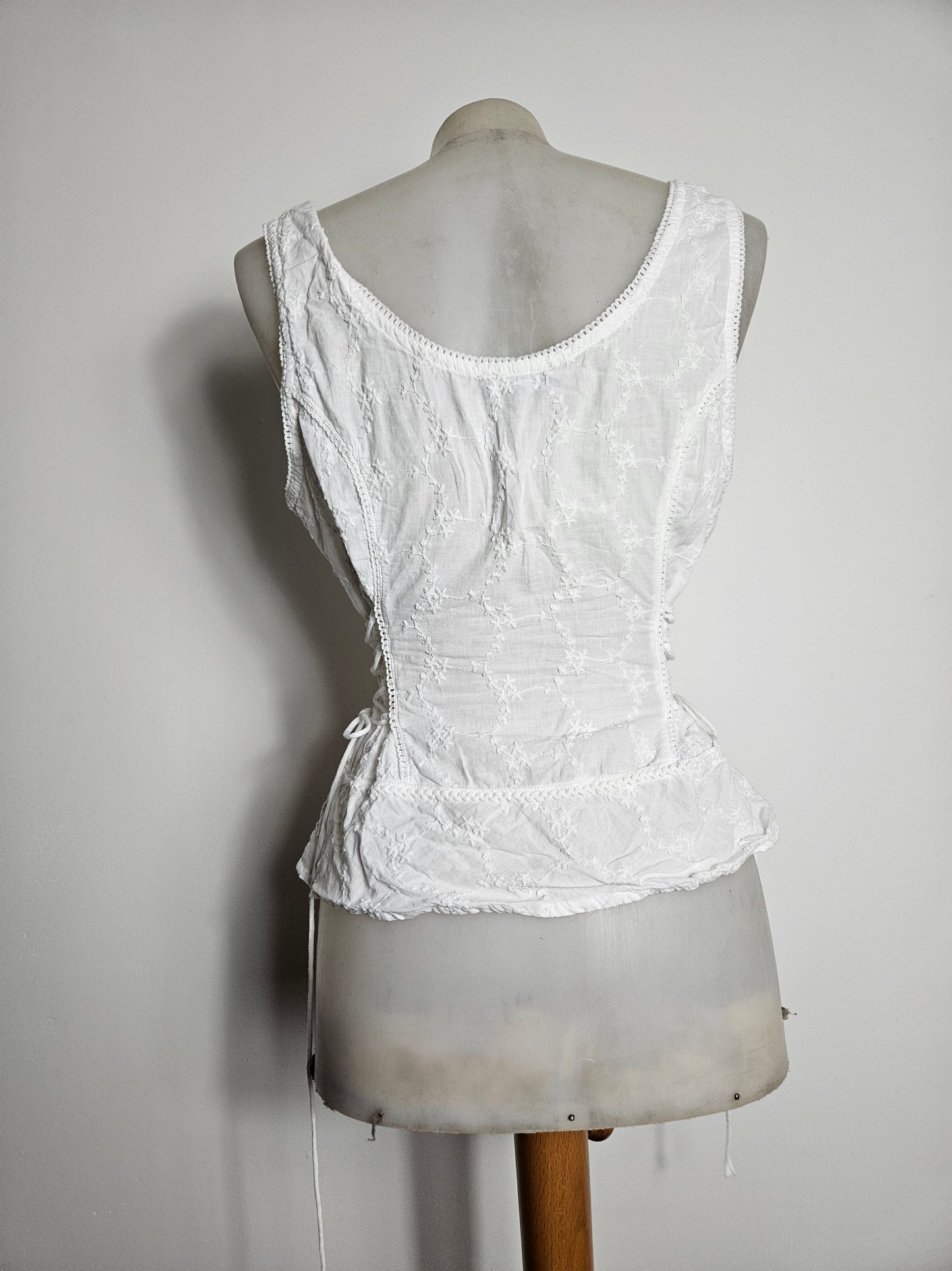 Haut blanc à laçage