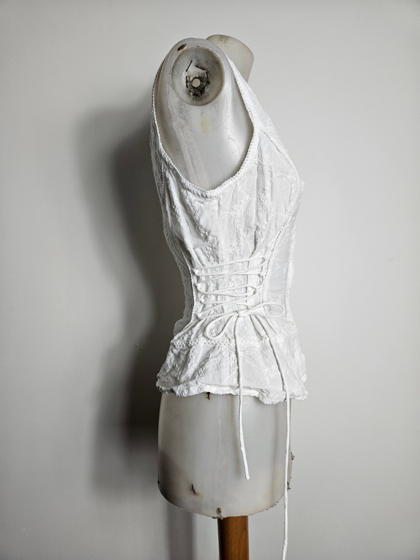 Haut blanc à laçage