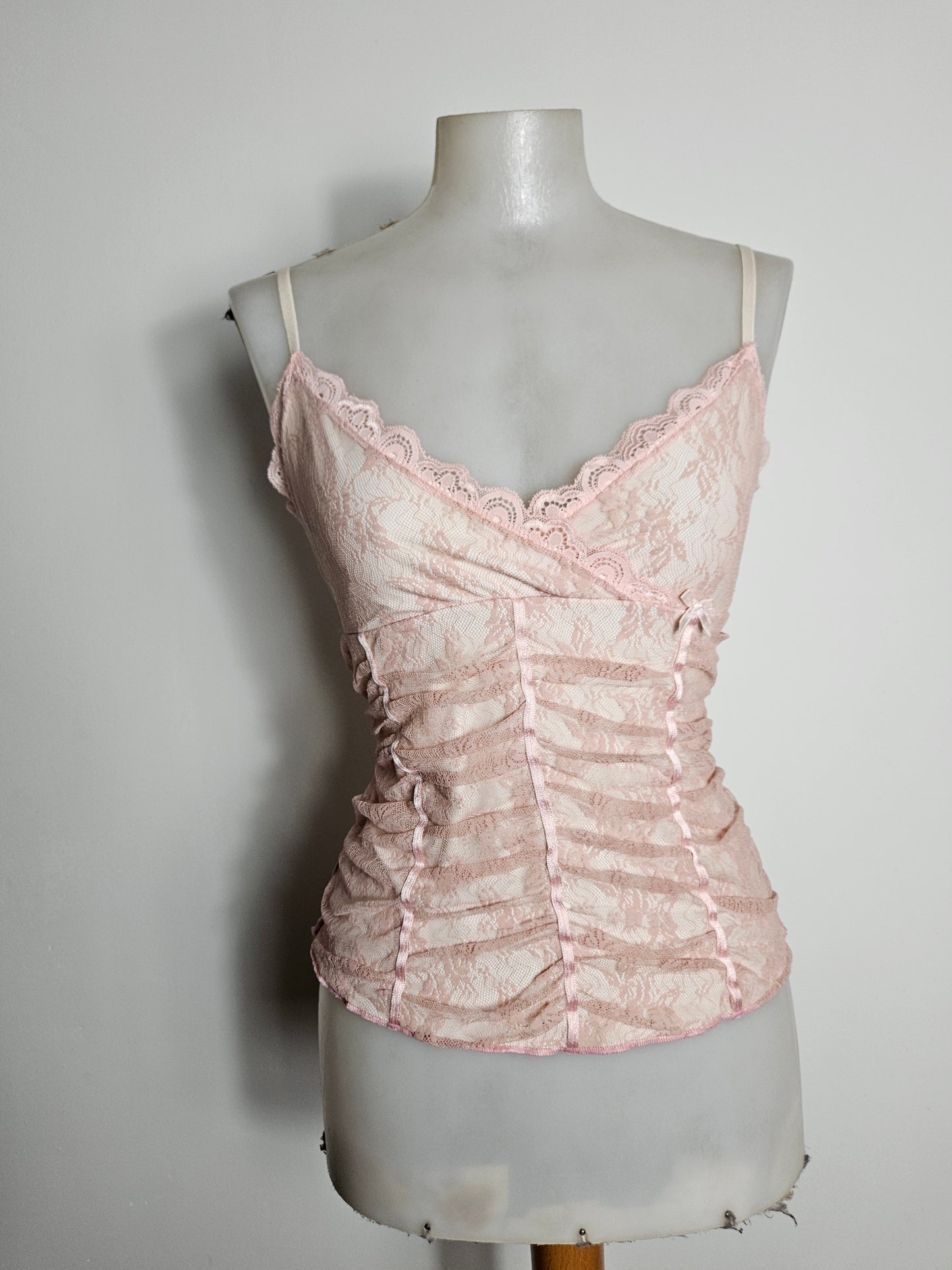 Haut en dentelle rose
