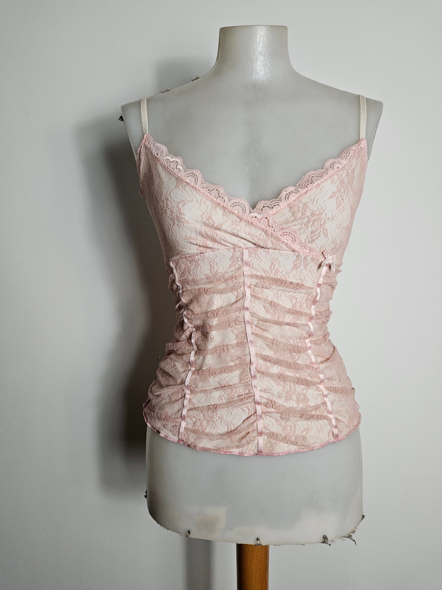 Haut en dentelle rose