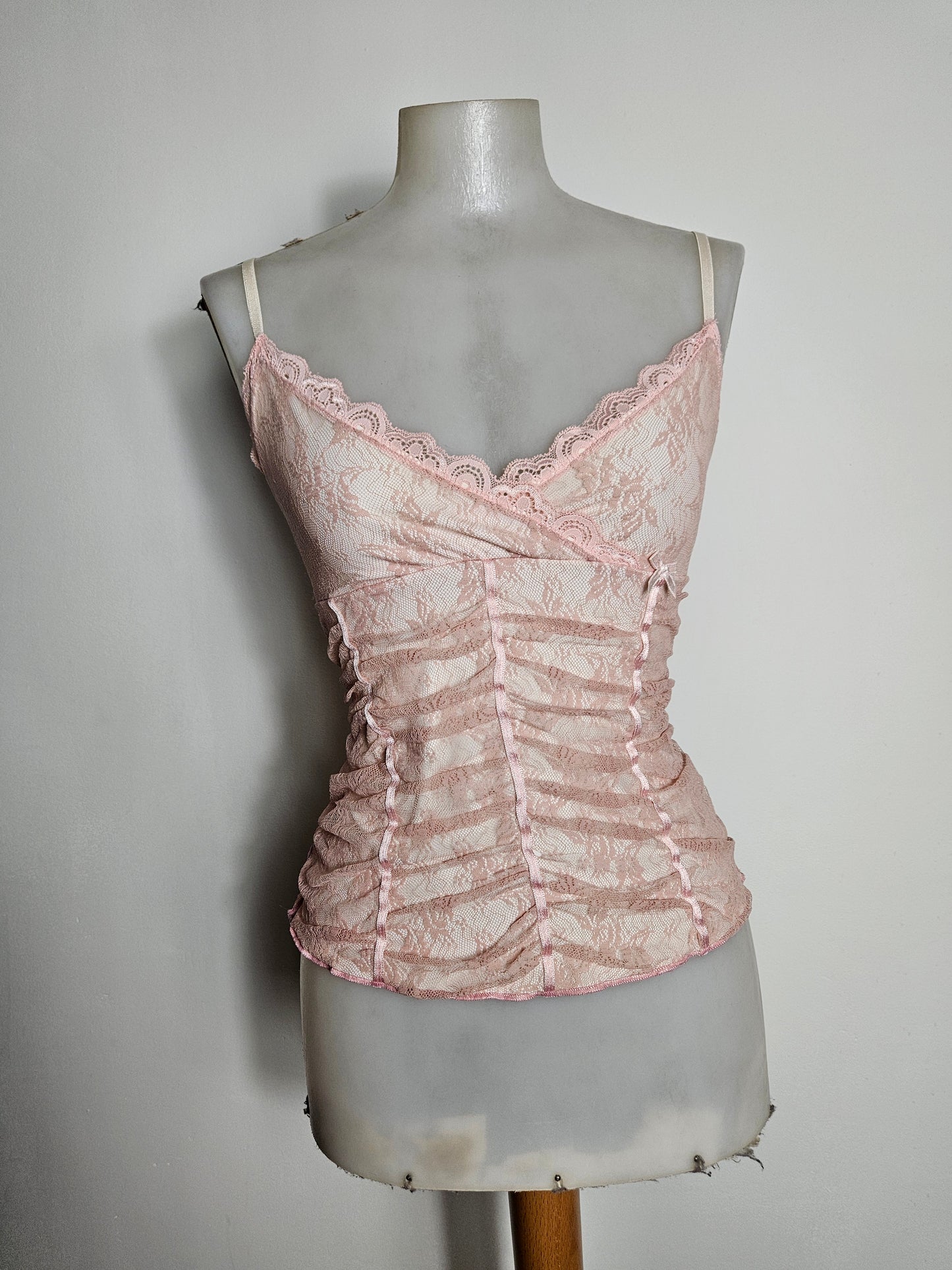 Haut en dentelle rose