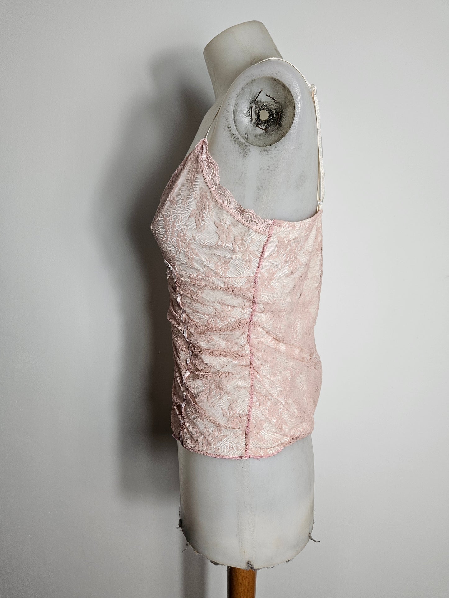 Haut en dentelle rose