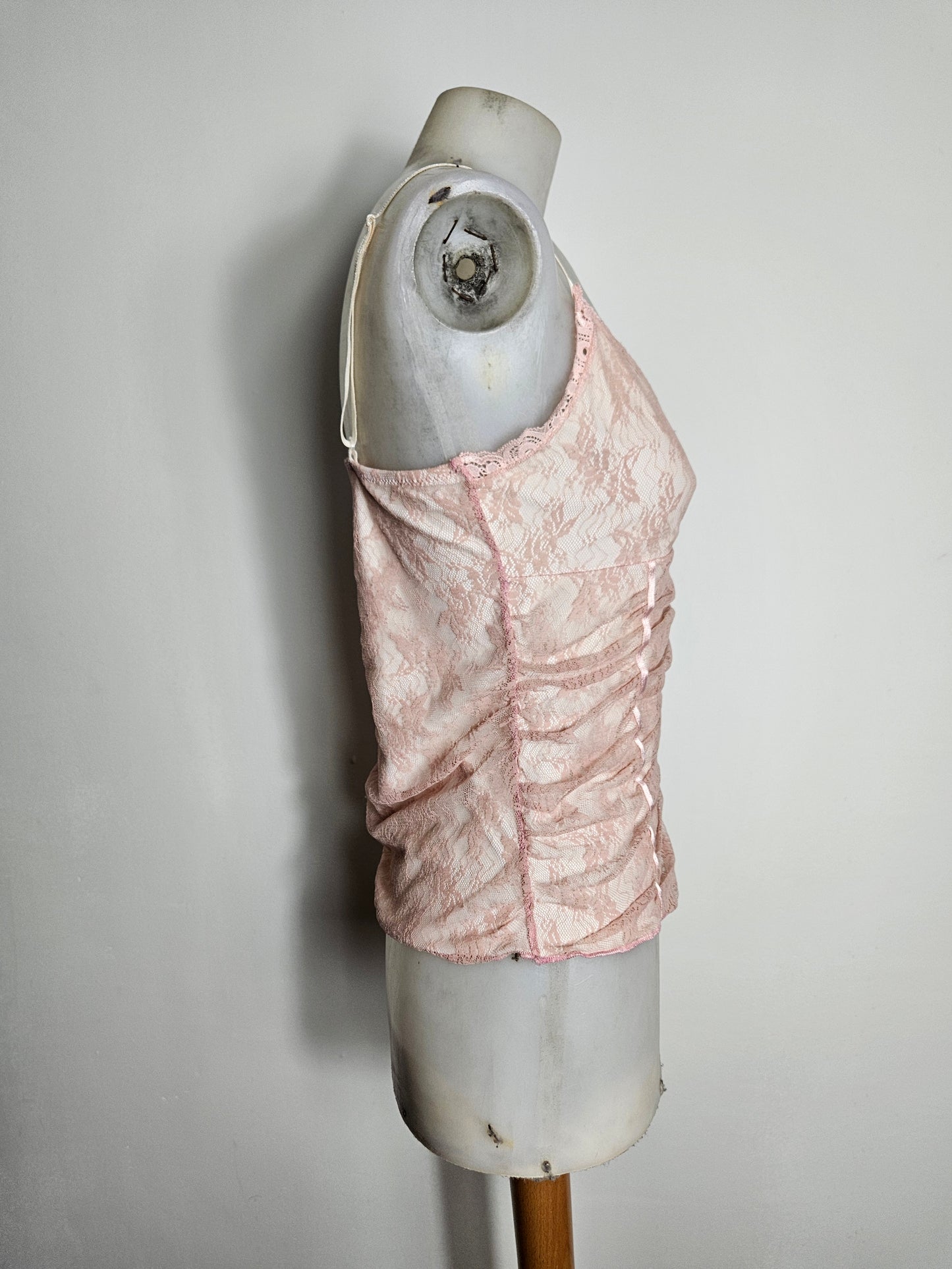 Haut en dentelle rose