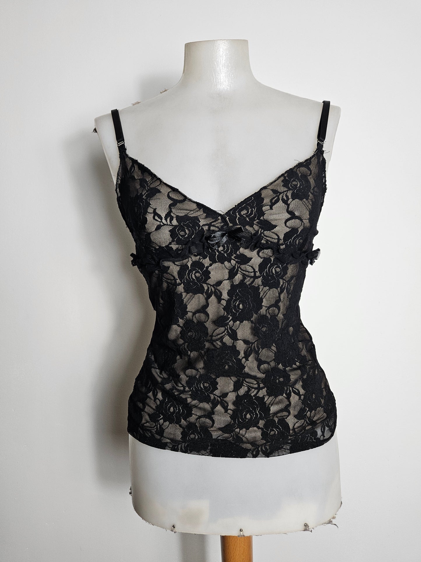 Haut dentelle noir fond beige