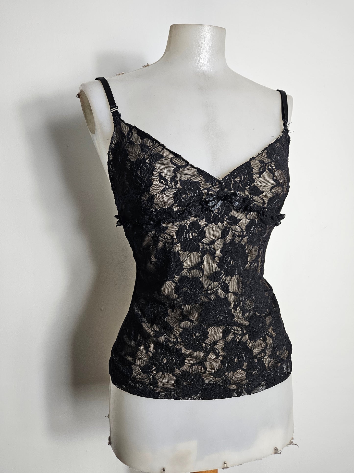 Haut dentelle noir fond beige