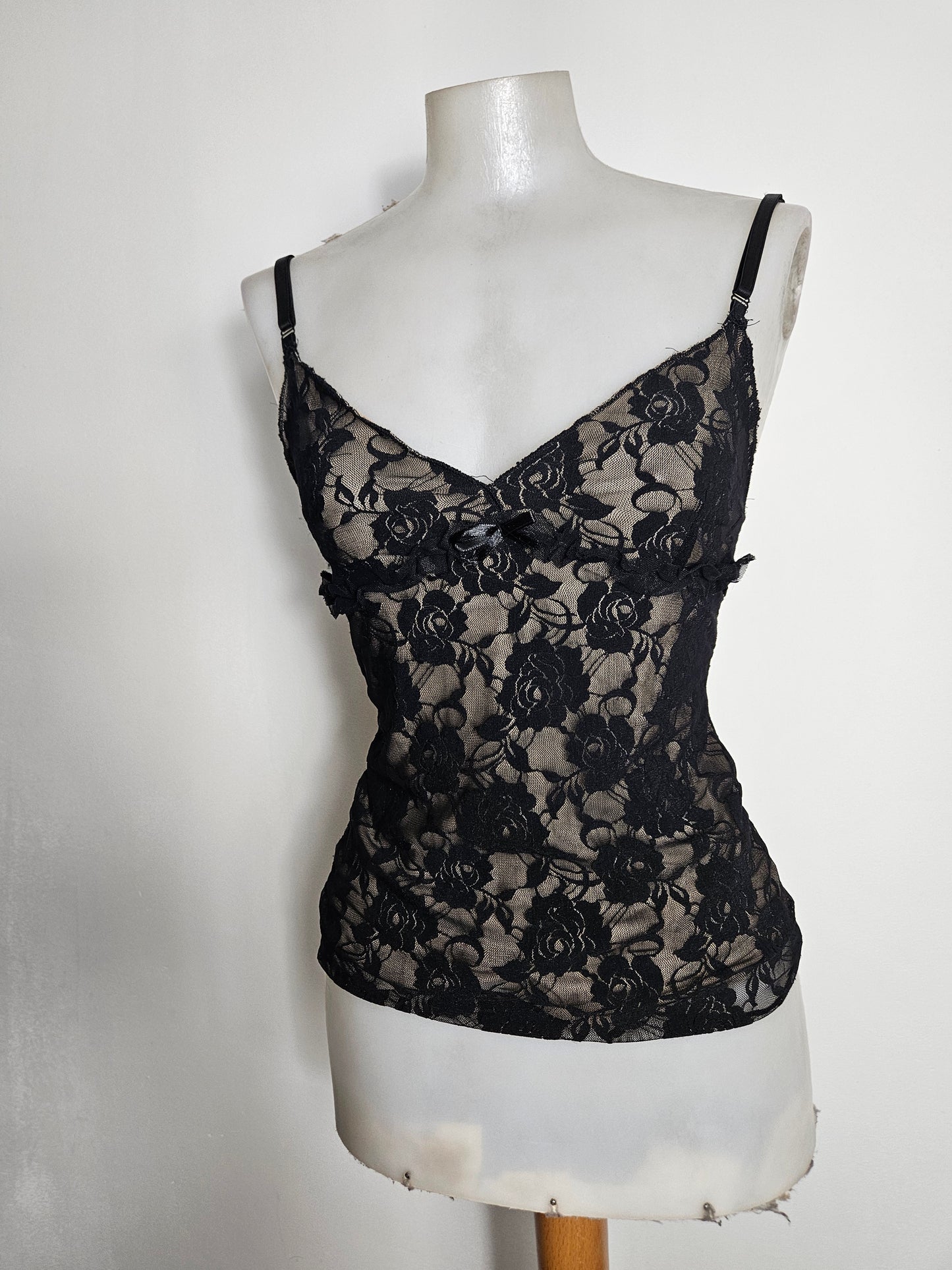 Haut dentelle noir fond beige