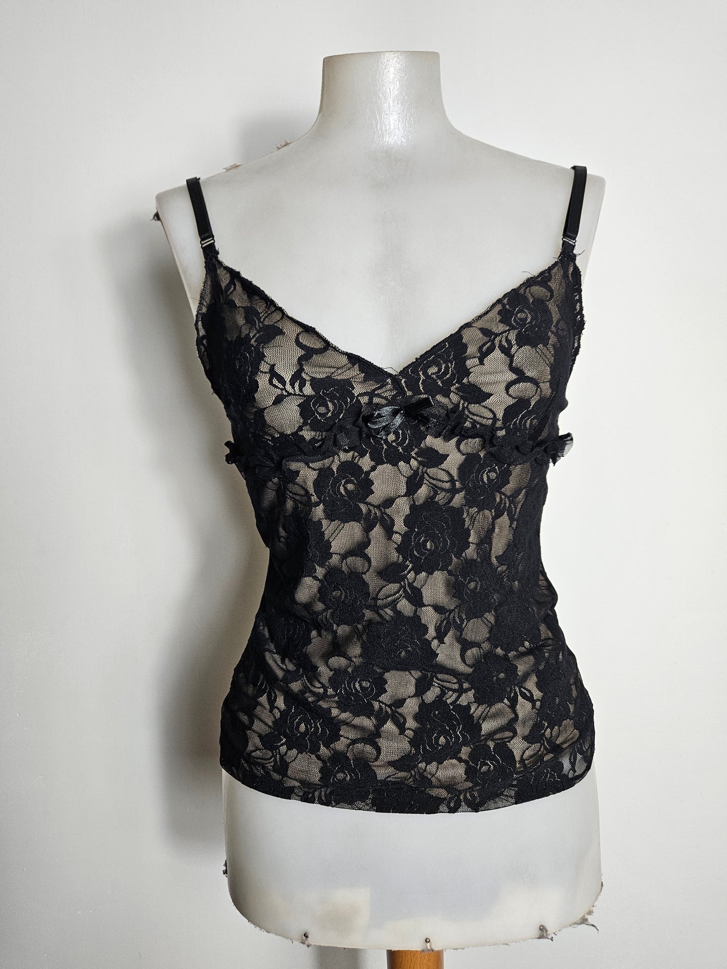 Haut dentelle noir fond beige