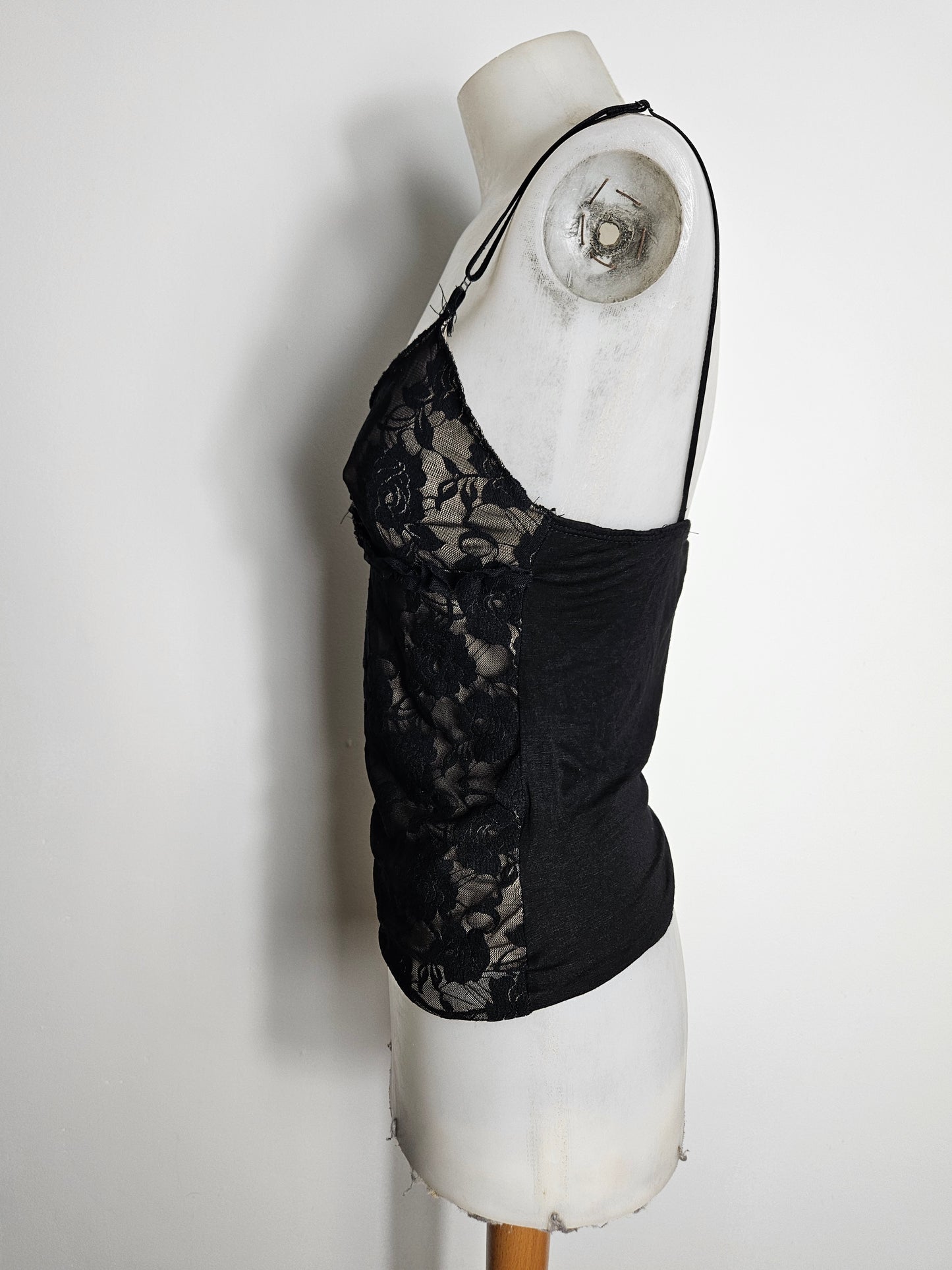Haut dentelle noir fond beige