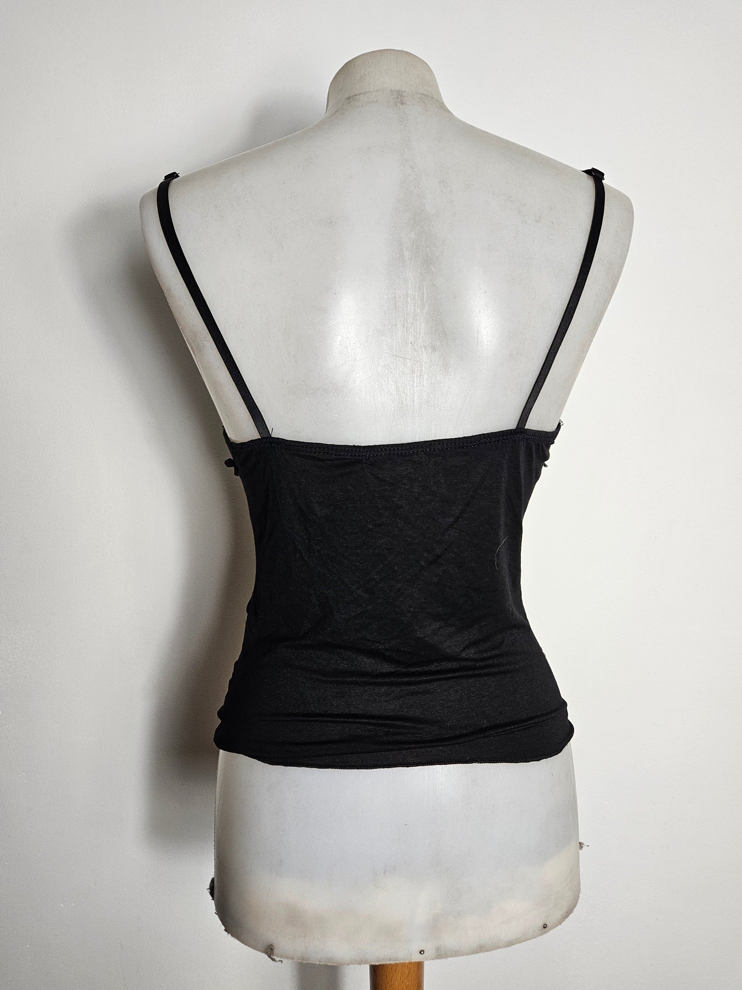Haut dentelle noir fond beige