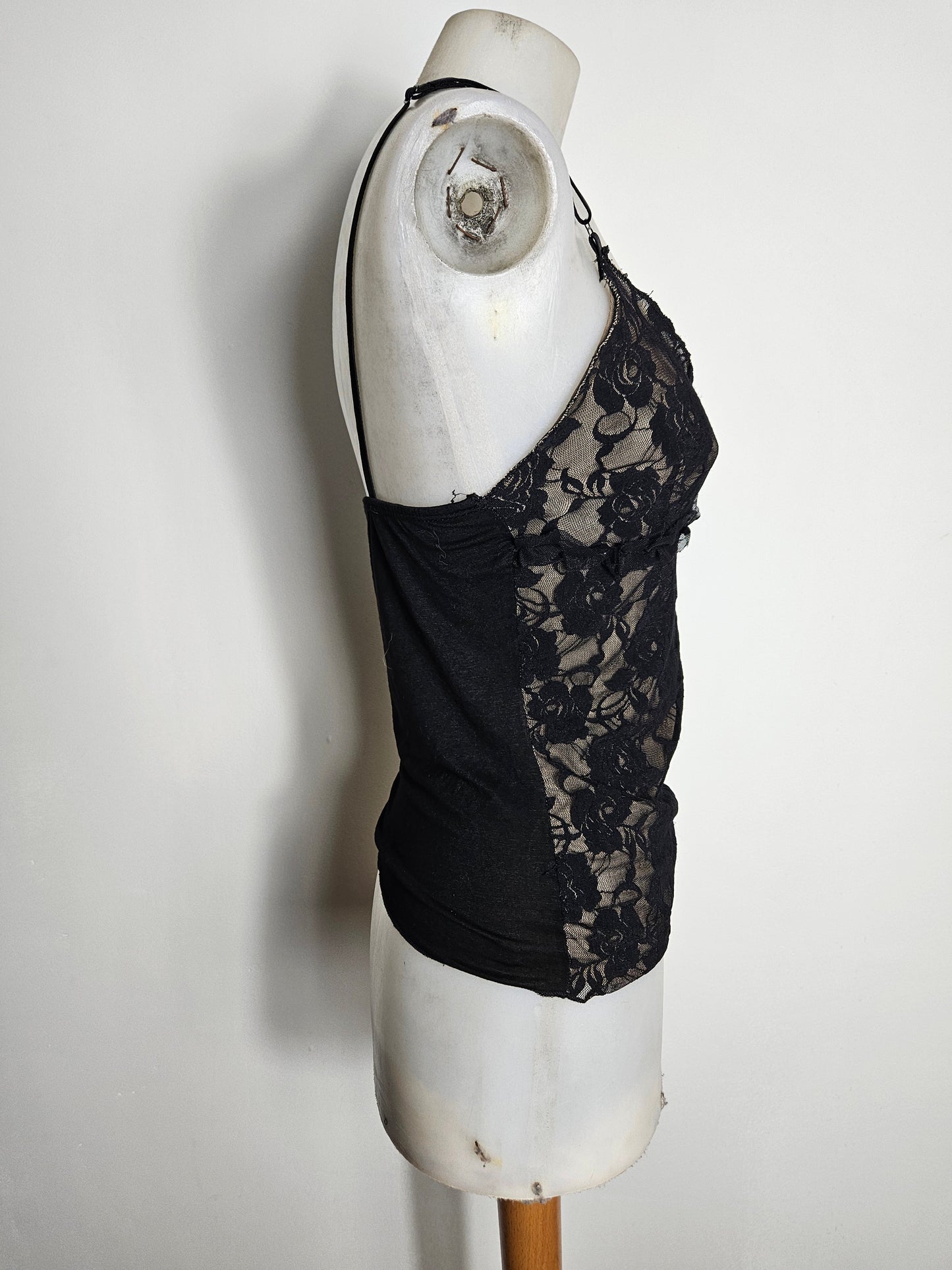 Haut dentelle noir fond beige