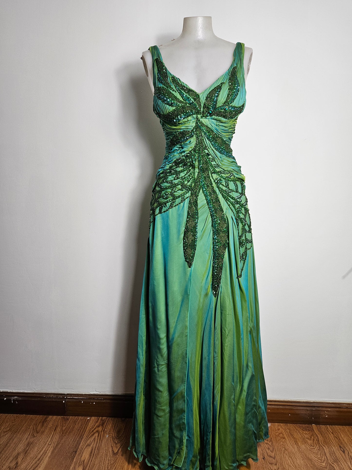 Maxi green dress embroidered with pearls