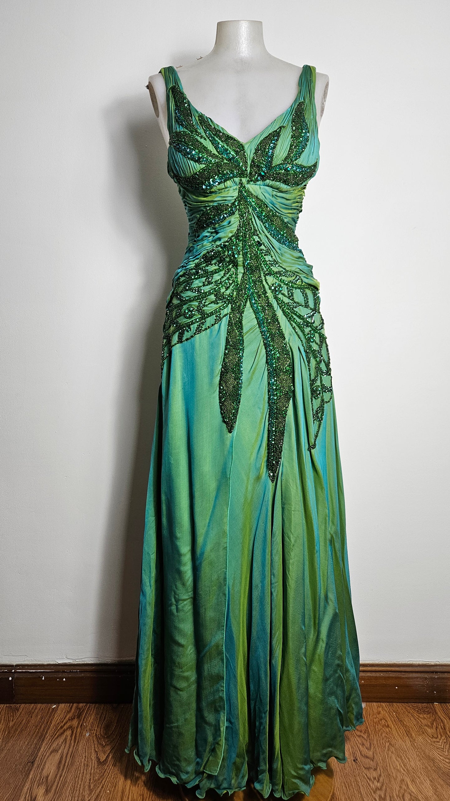 Maxi green dress embroidered with pearls