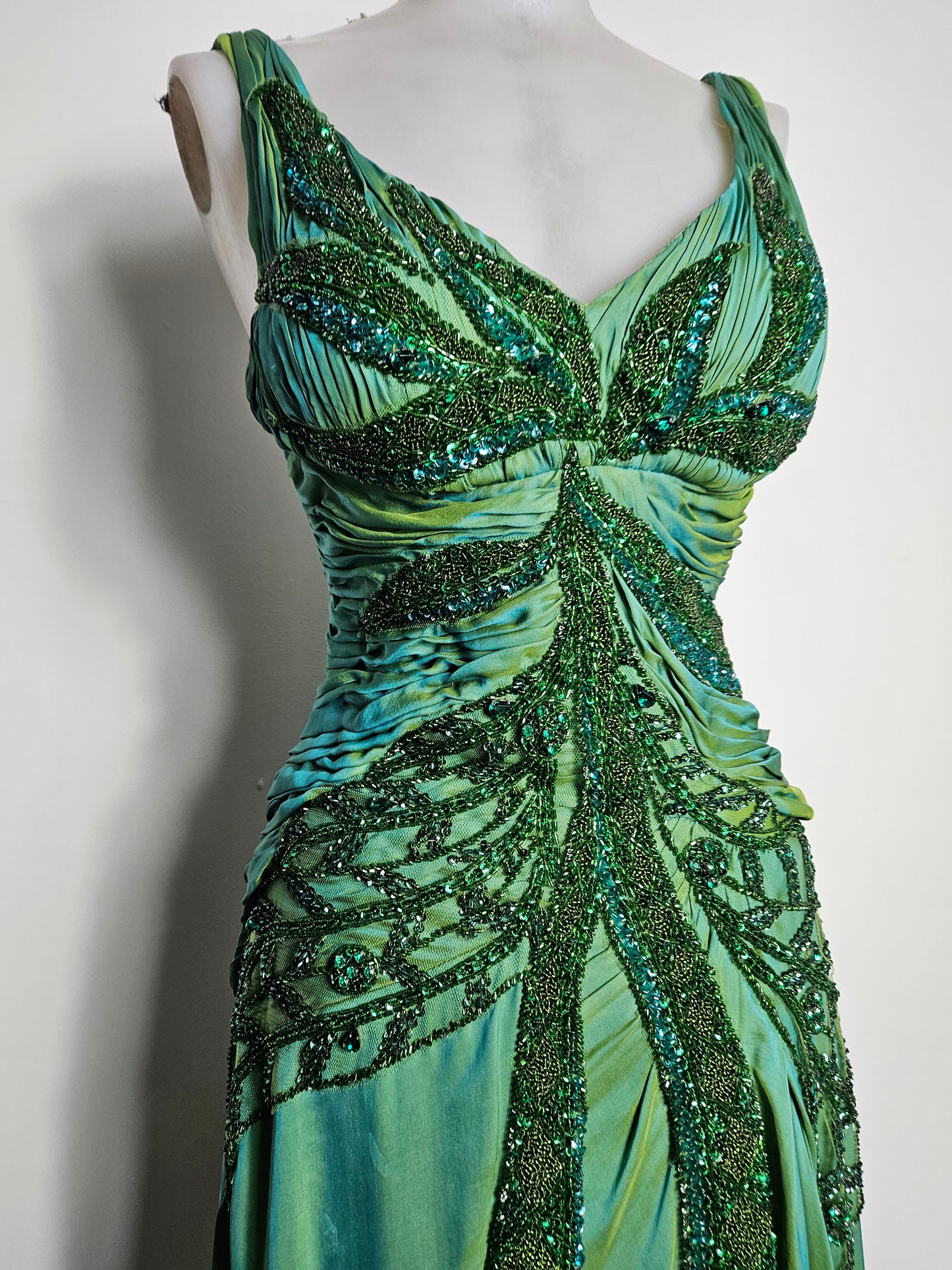Maxi green dress embroidered with pearls
