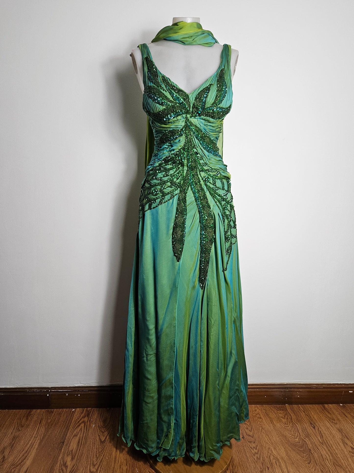 Maxi green dress embroidered with pearls