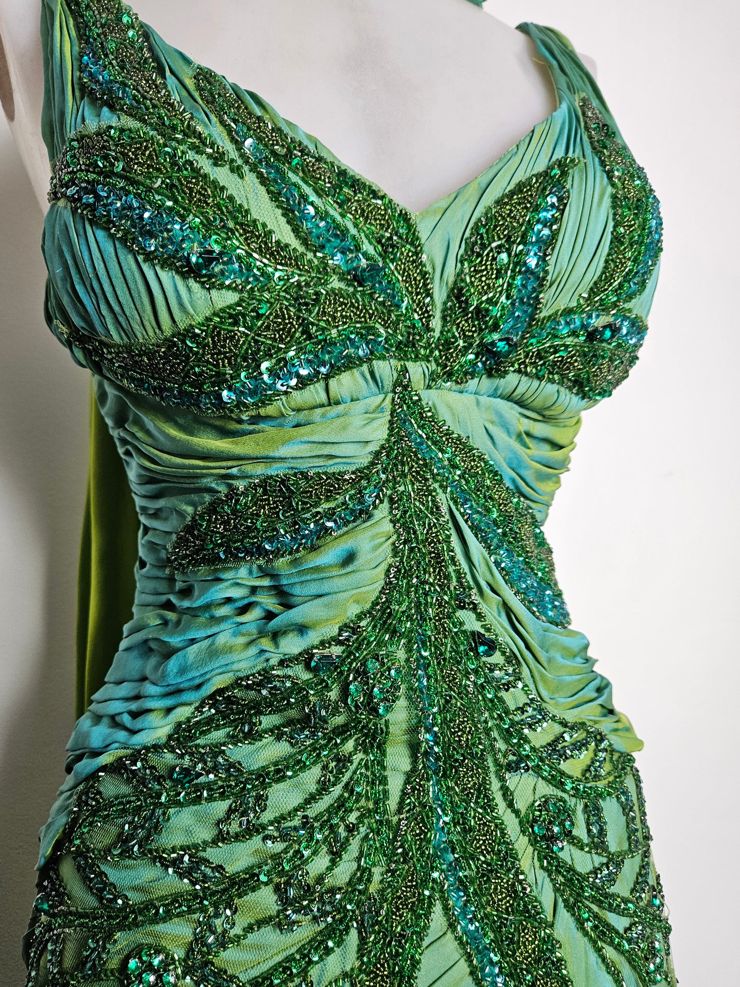 Maxi green dress embroidered with pearls