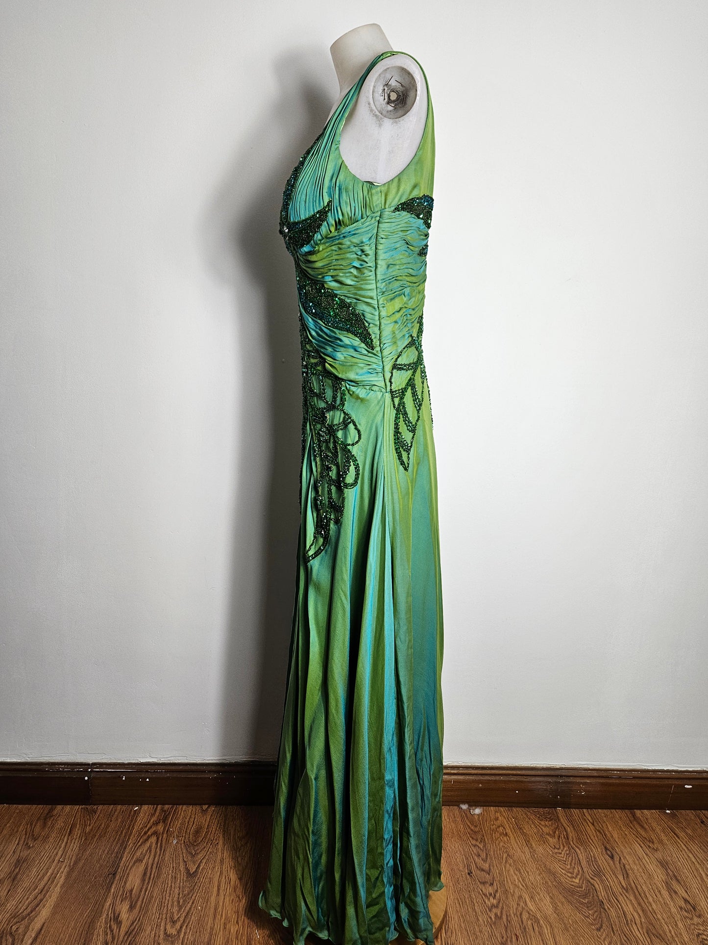 Maxi green dress embroidered with pearls
