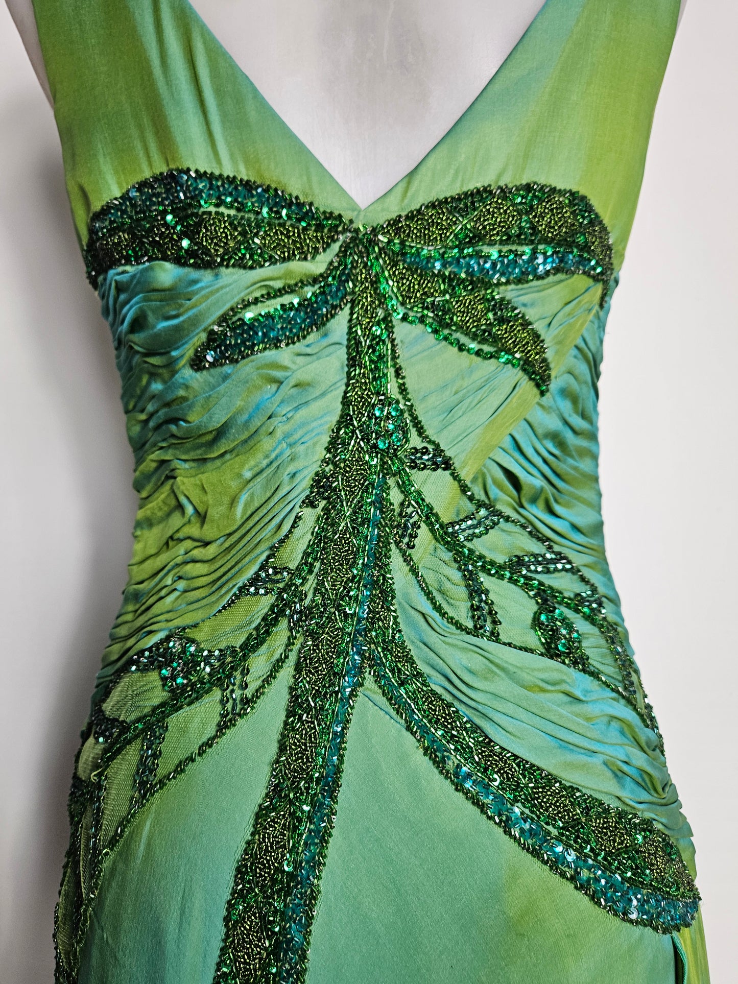 Maxi green dress embroidered with pearls